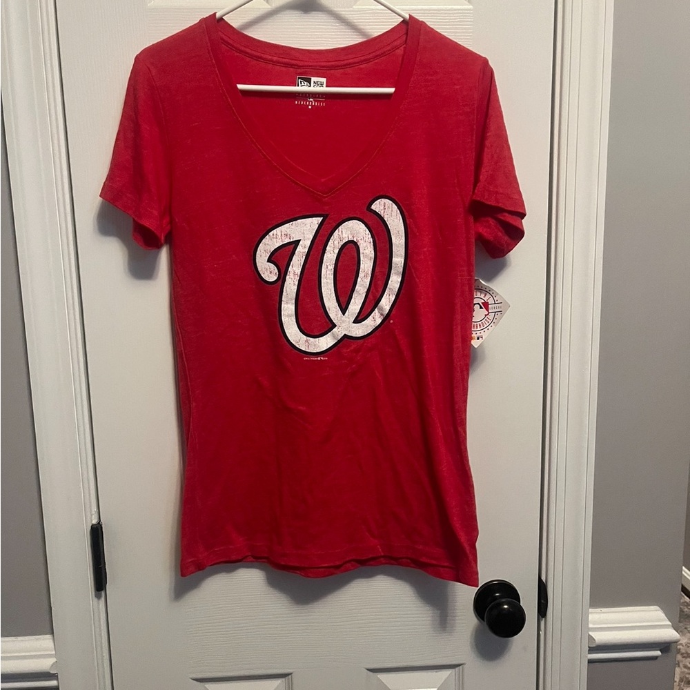 NWT Women’s Washington‎ Nationals V Neck T shirt with a Distressed W Med